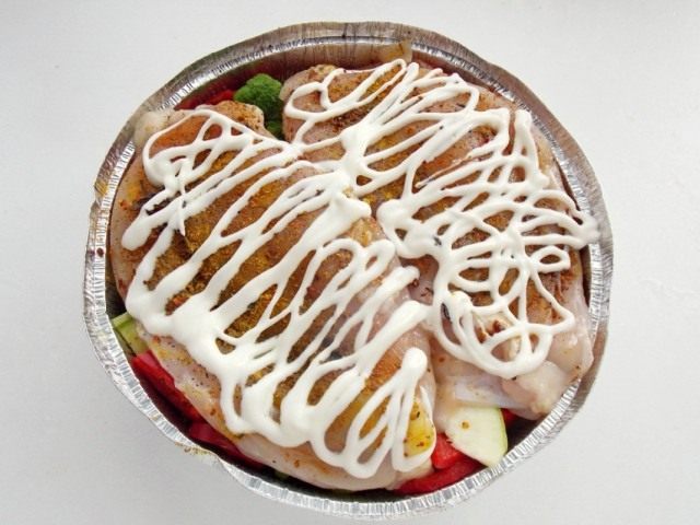 Смазываем куриные грудки сметаной Смазываем куриные грудки сметаной