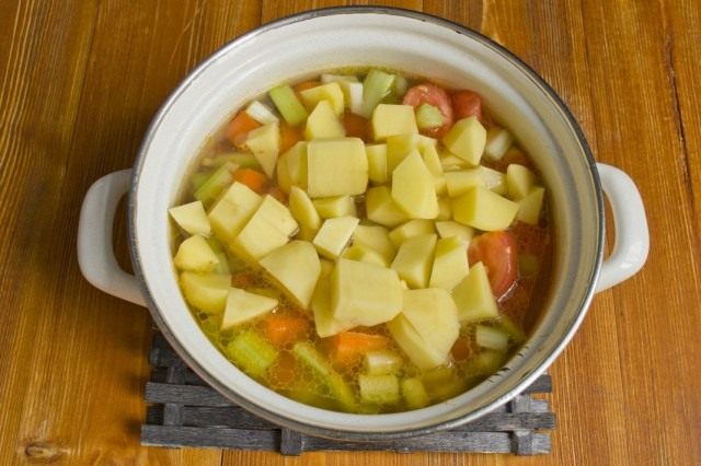 суп пюре с куриными фрикадельками. Ovoshchnoi sup s frikadelkami iz kuritcy 12. суп пюре с куриными фрикадельками фото. суп пюре с куриными фрикадельками-Ovoshchnoi sup s frikadelkami iz kuritcy 12. картинка суп пюре с куриными фрикадельками. картинка Ovoshchnoi sup s frikadelkami iz kuritcy 12. Как вкусно и недорого накормить семью? Приготовьте суп-пюре с фрикадельками! Это сытное блюдо понравится вам быстротой в приготовлении и универсальностью, т.к. давать его можно даже маленьким деткам от 1,5 лет.