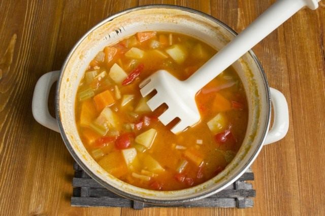 суп пюре с куриными фрикадельками. Ovoshchnoi sup s frikadelkami iz kuritcy 13. суп пюре с куриными фрикадельками фото. суп пюре с куриными фрикадельками-Ovoshchnoi sup s frikadelkami iz kuritcy 13. картинка суп пюре с куриными фрикадельками. картинка Ovoshchnoi sup s frikadelkami iz kuritcy 13. Как вкусно и недорого накормить семью? Приготовьте суп-пюре с фрикадельками! Это сытное блюдо понравится вам быстротой в приготовлении и универсальностью, т.к. давать его можно даже маленьким деткам от 1,5 лет.