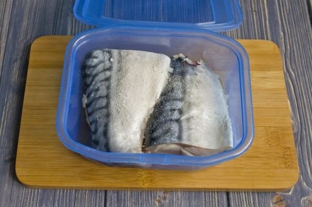 Упаковываем засоленную скумбрию Упаковываем засоленную скумбрию