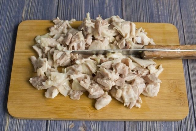 Нарезаем отваренное мясо Нарезаем отваренное мясо