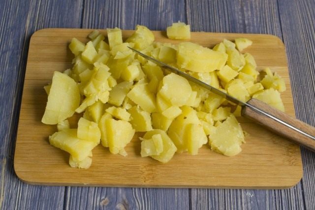 Добавляем отваренный в мундире и нарезанный картофель Добавляем отваренный в мундире и нарезанный картофель