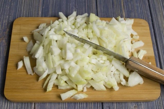 Нарезаем и пассеруем репчатый лук Нарезаем и пассеруем репчатый лук