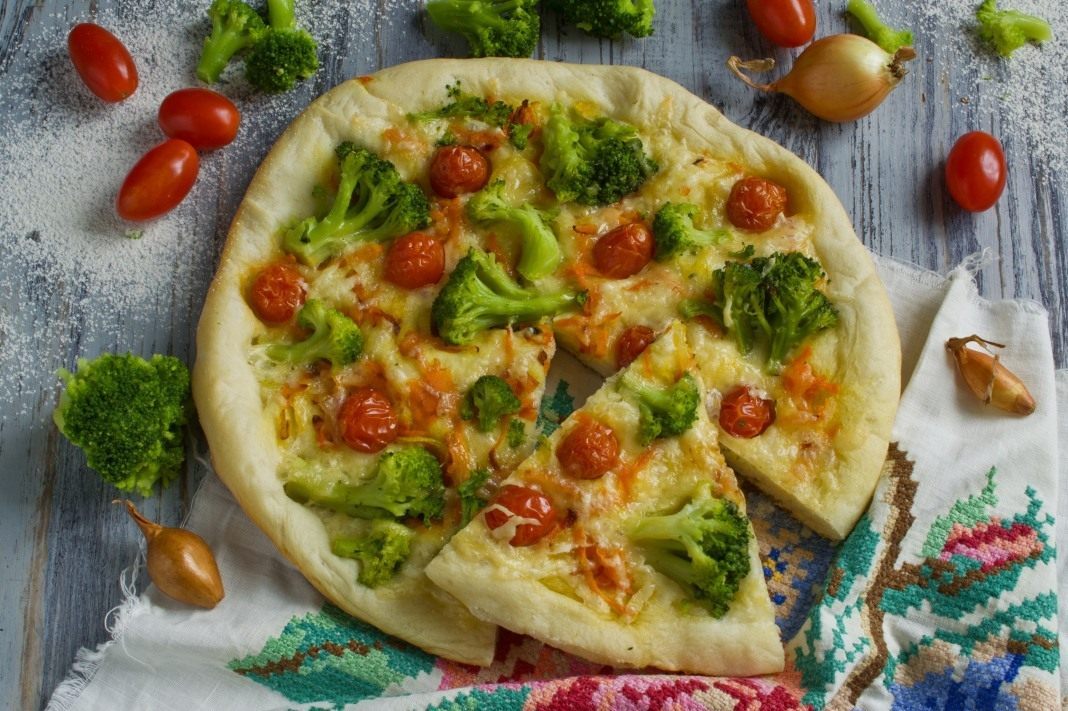 Пицца с тофу рецепты. Postnaia pitctca s brokkoli i tofu 01. Пицца с тофу рецепты фото. Пицца с тофу рецепты-Postnaia pitctca s brokkoli i tofu 01. картинка Пицца с тофу рецепты. картинка Postnaia pitctca s brokkoli i tofu 01. Пицца – универсальное блюдо, которое нравится практически всем. Ведь его можно приготовить совершенно по-разному: на пышном тесте или на тоненькой лепешке, с томатным соусом или белым, а может вообще с каким-то другим. В этой подборке для Вас лучшая вегетарианская пицца с сытными и аппетитными начинками.