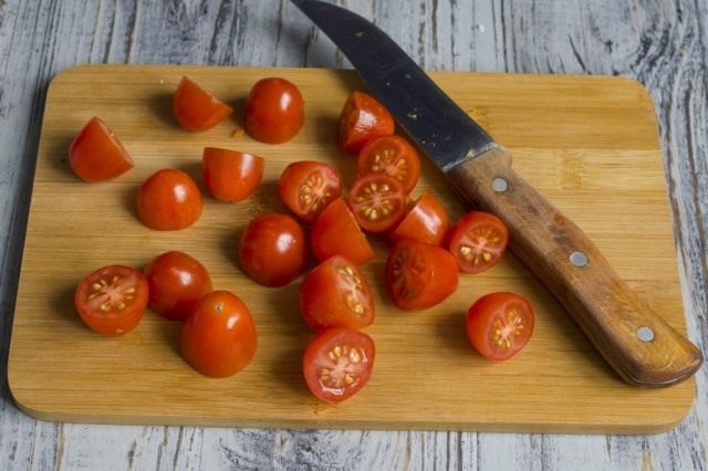 Подготавливаем помидоры черри
