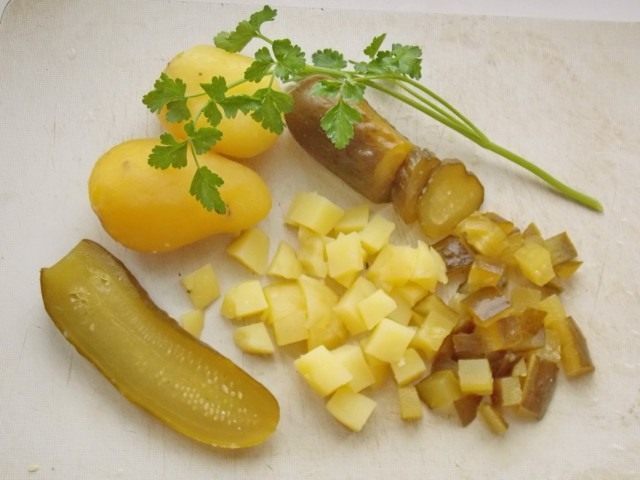 Нарезаем солёные огурцы и отваренный картофель