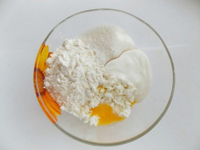 Смешиваем творог с яйцом, сметаной, сахаром и мукой Смешиваем творог с яйцом, сметаной, сахаром и мукой
