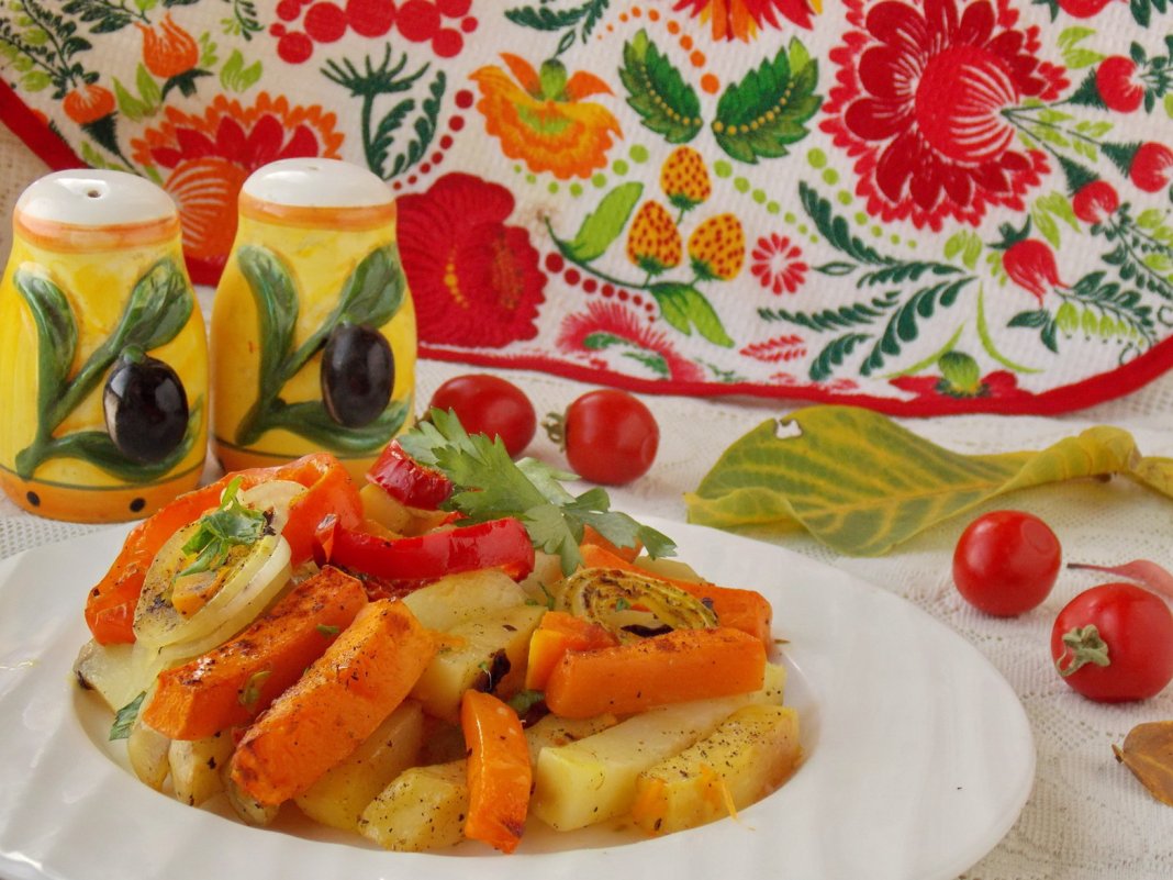 Печёная в духовке картошка с тыквой и овощами. Пошаговый