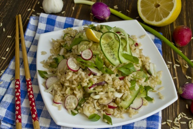 Салат постный с коричневым рисом и овощами Салат постный с коричневым рисом и овощами