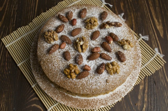 Украшаем вегетарианский торт с фруктами и орехами и подаём к столу Украшаем вегетарианский торт с фруктами и орехами и подаём к столу