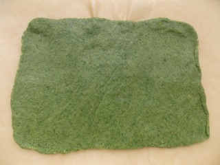 Раскатанная пластина зелёного теста