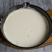 Заполняем форму творожной массой и ставим запекаться Заполняем форму творожной массой и ставим запекаться