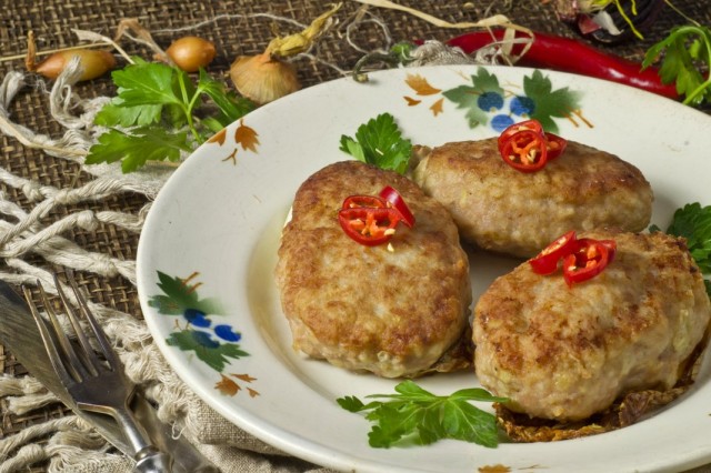 Сочные котлеты из свинины с картофелем Сочные котлеты из свинины с картофелем
