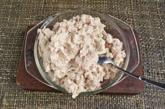 Перемалываем мясо и лук в фарш Перемалываем мясо и лук в фарш