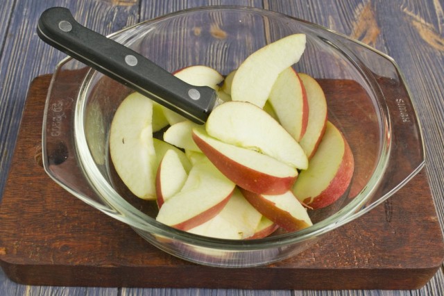 Вырезаем сердцевину и нарезаем яблоки