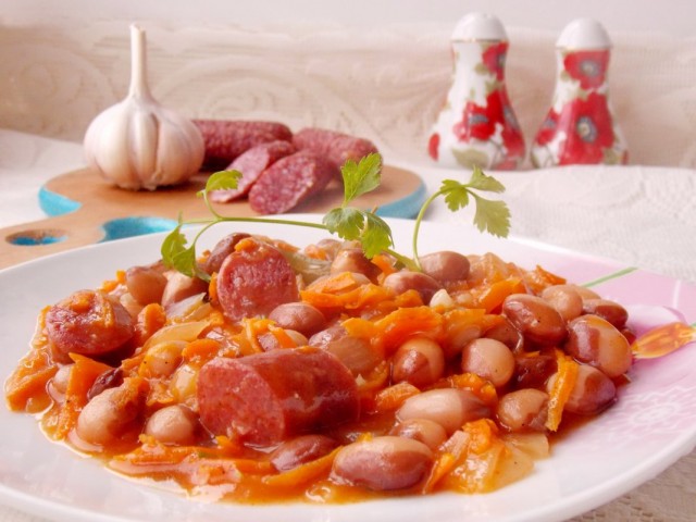 Тушёная фасоль с копчёными колбасками в томатном соусе Тушёная фасоль с копчёными колбасками в томатном соусе