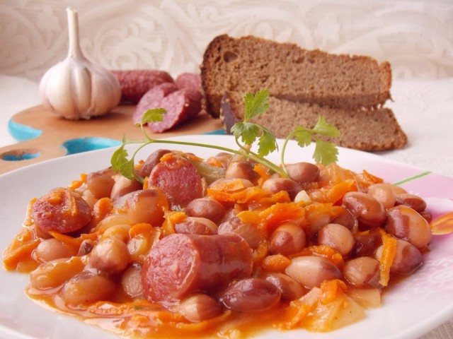 Тушёная фасоль с копчёными колбасками в томатном соусе Тушёная фасоль с копчёными колбасками в томатном соусе
