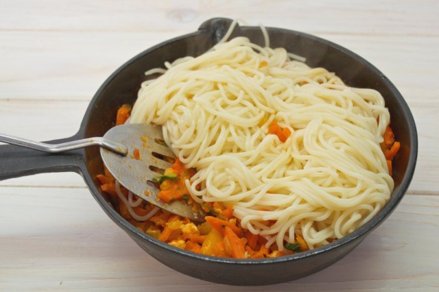 Выкладываем в соус спагетти и перемешиваем