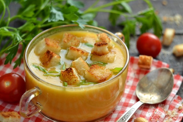 Куриный крем-суп с гренками Куриный крем-суп с гренками