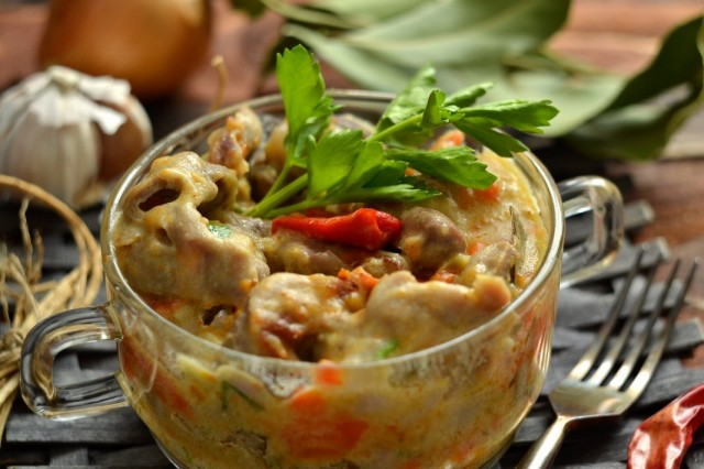 Тушеные в сметане куриные желудки Тушеные в сметане куриные желудки