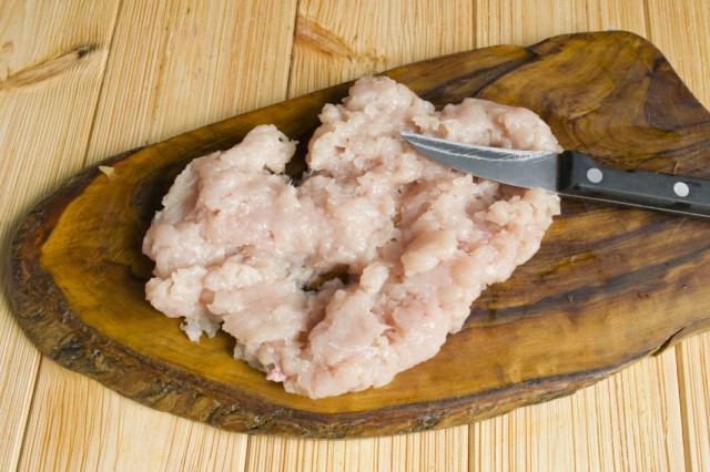 Обжариваем рубленный фарш из куриного филе с овощами Обжариваем рубленный фарш из куриного филе с овощами