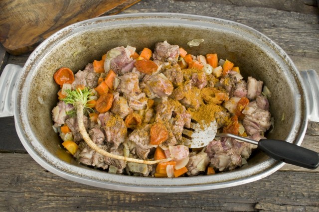 Добавляем в обжаренные овощи и мясо приправы Добавляем в обжаренные овощи и мясо приправы