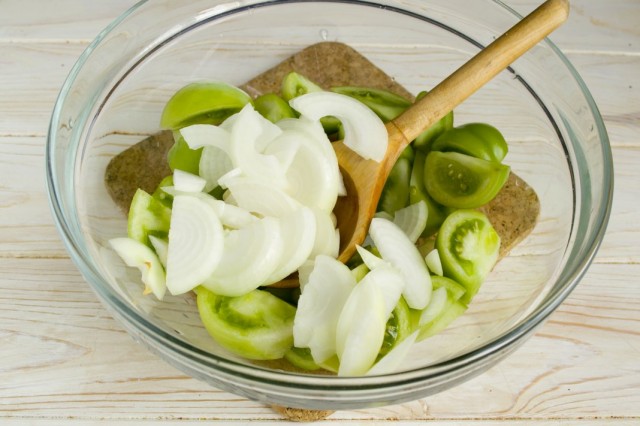 Шинкуем репчатый лук полукольцами Шинкуем репчатый лук полукольцами