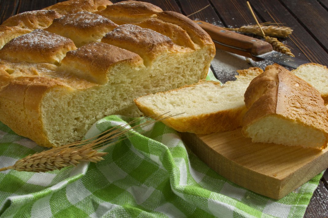 Мягкий хлеб в духовке. Дрожжевой хлеб. Домашний хлеб. Свежеиспеченный хлеб. Хлеб домашний дрожжевой в духовке.