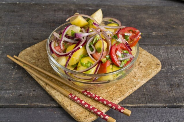 Овощной салат из физалиса с помидорами и шпинатом