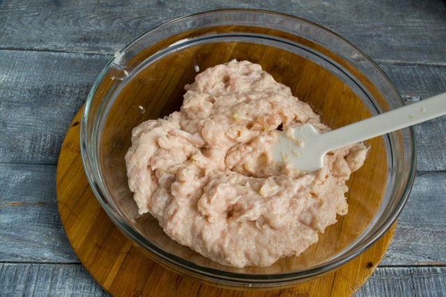 Измельчаем мясо с добавлением чеснока и молока Измельчаем мясо с добавлением чеснока и молока
