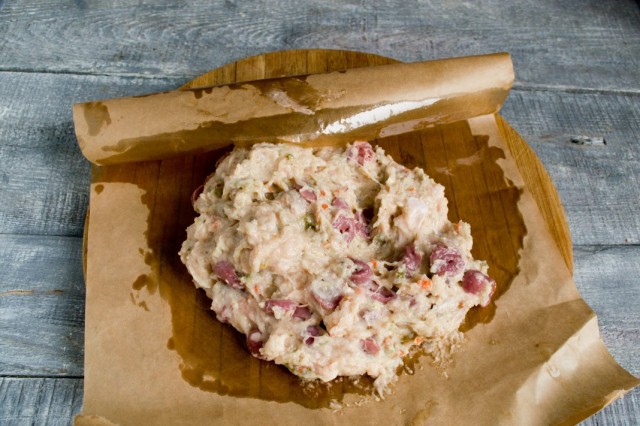 Выкладываем фарш для куриного рулета на пергамент Выкладываем фарш для куриного рулета на пергамент