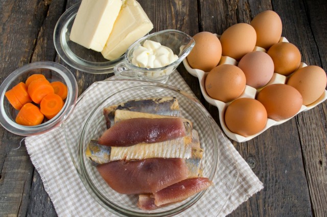 Ингредиенты для приготовления закуски из яиц фаршированных селёдкой и плавленым сыром
