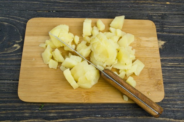 Нарезаем отваренный картофель