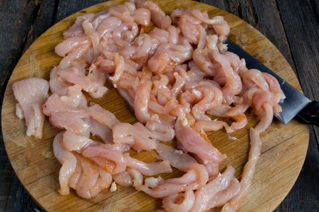 Обжариваем нарезанное тонкими полосками куриное филе Обжариваем нарезанное тонкими полосками куриное филе