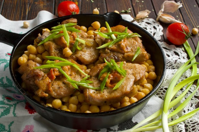 Вкусная свинина с нутом и луком в духовке Вкусная свинина с нутом и луком в духовке