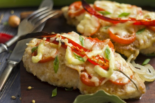Вкусное куриное филе с сыром в духовке Вкусное куриное филе с сыром в духовке