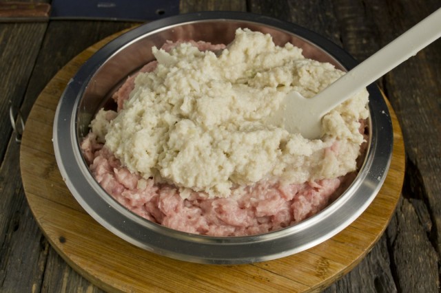 Добавляем к мясному фаршу замоченный мякиш и провёрнутый лук Добавляем к мясному фаршу замоченный мякиш и провёрнутый лук