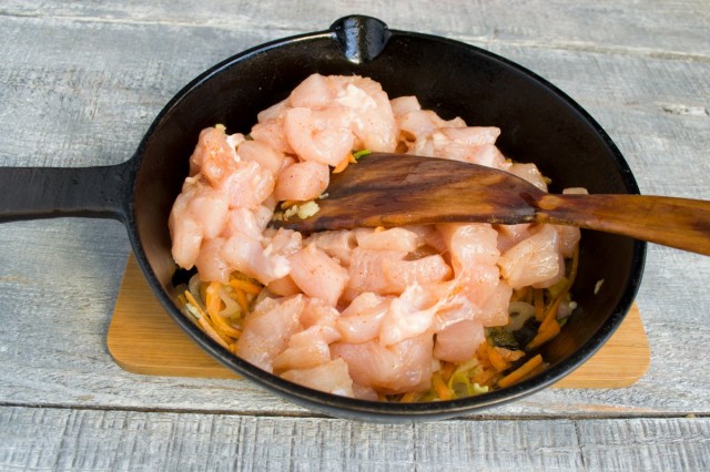 Добавляем нашинкованную морковь, а затем — куриное мясо Добавляем нашинкованную морковь, а затем — куриное мясо