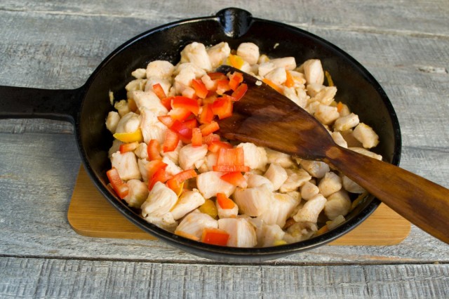 Обжариваем мясо, помешивая, затем наливаем рисовый уксус и соевый соус, насыпаем сахарный песок, соль по вкусу Обжариваем мясо, помешивая, затем наливаем рисовый уксус и соевый соус, насыпаем сахарный песок, соль по вкусу