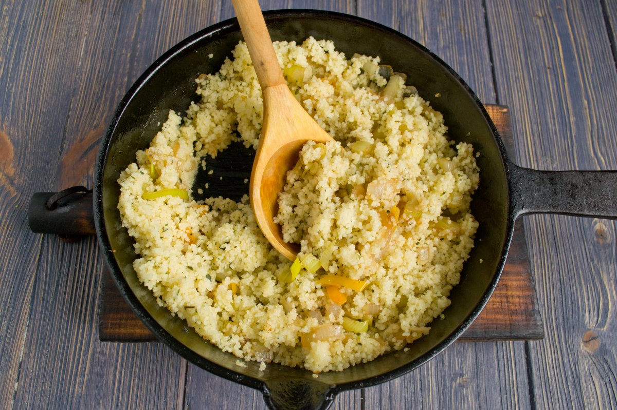 Как варить кускус в кастрюле. Кус кус с курицей. Фрикасе из курицы с кускусом. Кус кус с яблоком. Куриное фрикасе с кускусом.