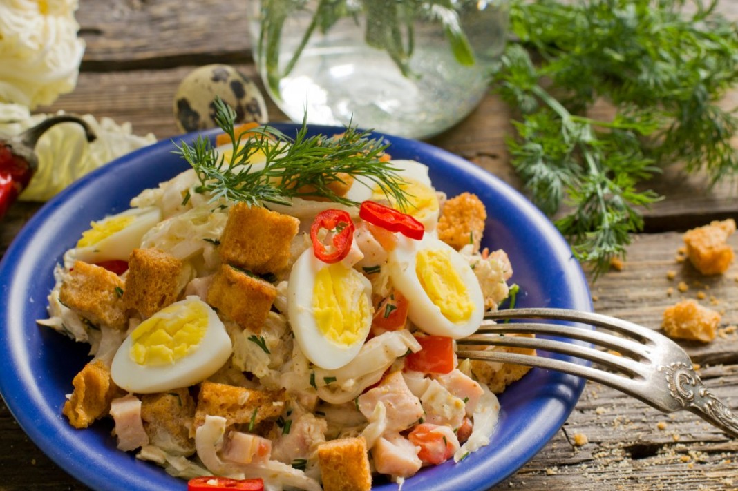 Салат с ветчиной, пекинской капустой и перепелиными яйцами