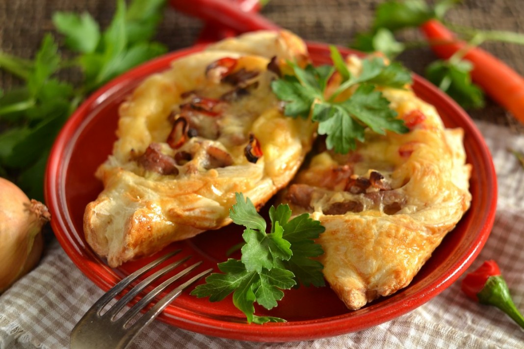 Слойки с мясом, картошкой и сыром. Пошаговый рецепт с фото