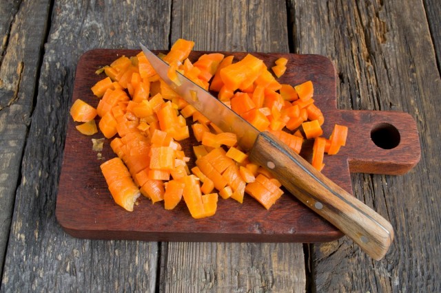 Нарезаем вареную морковь