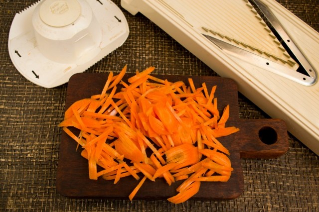 Измельчаем на терке морковку