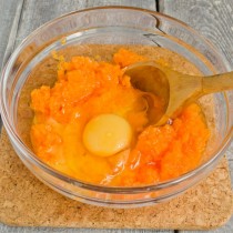 Добавляем куриные яйца и соль Добавляем куриные яйца и соль