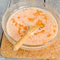 Вливаем растопленное сливочное масло Вливаем растопленное сливочное масло