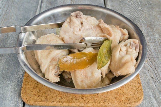 Снимаем кожу с курицы Снимаем кожу с курицы