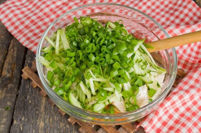 Добавляем в салат зеленый лук