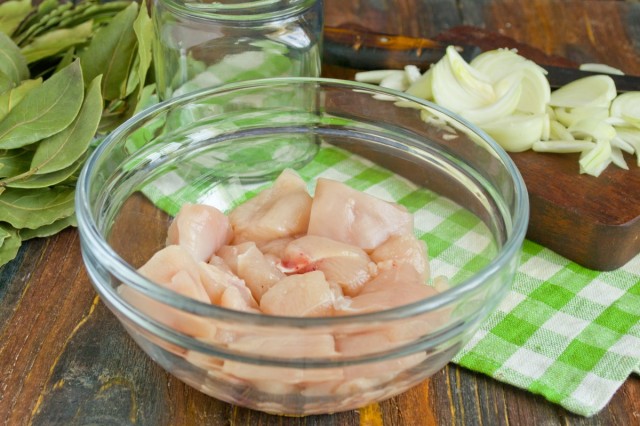 Куриное филе промываем и нарезаем кусочками Куриное филе промываем и нарезаем кусочками