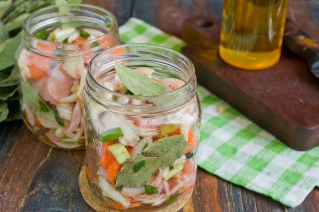 Укладываем курицу с овощами в банки плотно Укладываем курицу с овощами в банки плотно